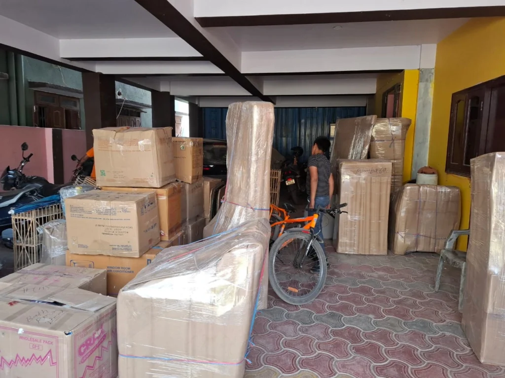 Packed household items and furniture ready for relocation during a home shifting service by Mehar Packers and Movers in Patna. Packed household items and furniture ready for relocation during a home shifting service by Mehar Packers and Movers in Patna.